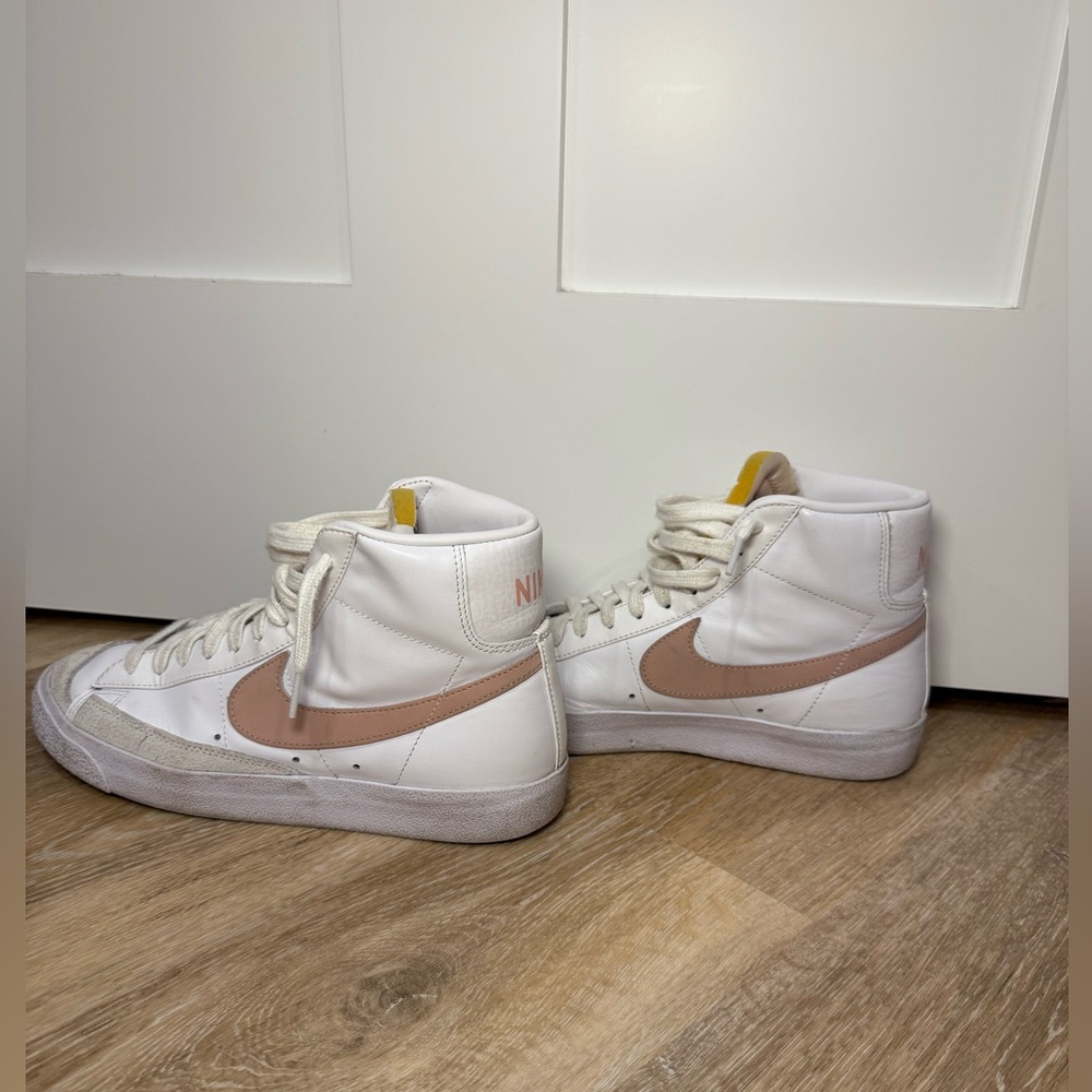 Nike Women’s Blazer Mid 77 Shoes White/Pink